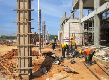 KUALA LUMPUR, MALAYSIA - 23 AĞUSTOS 2019: Gündüzleri Malezya 'daki şantiyede çalışan inşaat işçileri. Bir kazadan kaçınmak için uygun güvenlik teçhizatı giymeleri gerekiyor.. 