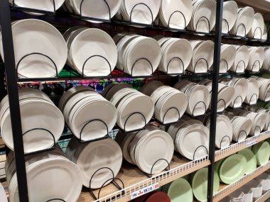 KUALA LUMPUR, MALAYSIA - 15 Şubat 2019: Bulaşıklar ve kaseler bir süpermarkette raflarda satılır. Müşterileri kolaylaştırmak için kategoriye göre düzenlenir.