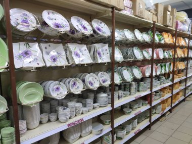 KUALA LUMPUR, MALAYSIA - 15 Şubat 2019: Bulaşıklar ve kaseler bir süpermarkette raflarda satılır. Müşterileri kolaylaştırmak için kategoriye göre düzenlenir.