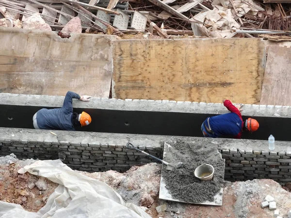 クアラルンプール マレーシア 2018年8月24日 セメント石膏を使用して建設労働者によって漆喰レンガの壁 足場は 高さで動作するように一時的なステージングとして使用されます 適切な安全装備を着用する — ストック写真