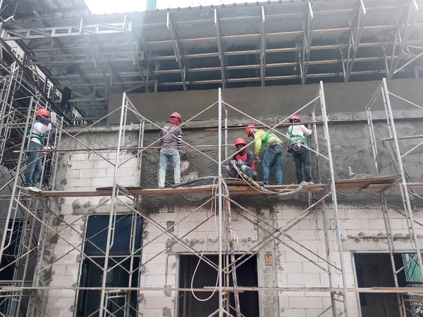 Kuala Lumpur Malaysia August 2018 Tegelvägg Putsad Byggnadsarbetare Med Hjälp — Stockfoto