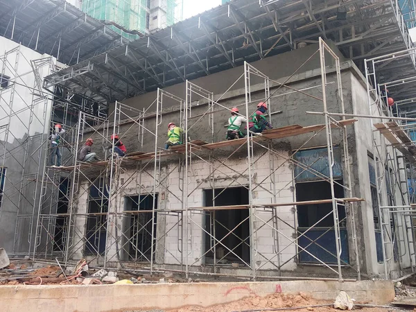 Kuala Lumpur Malaysia Sierpnia 2018 Ściana Murowana Tynkowana Przez Robotników — Zdjęcie stockowe