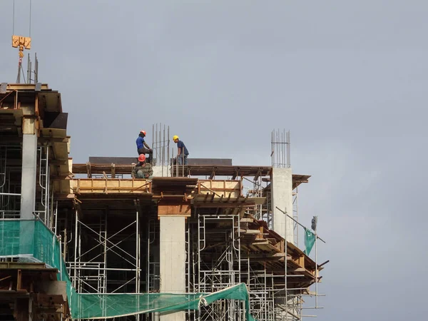 クアラルンプール マレーシア 2019年8月23日 昼間にマレーシアの建設現場で働く建設労働者 事故を避けるために適切な安全装置を着用する必要があります — ストック写真
