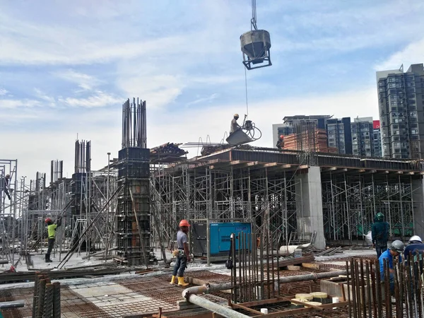 Kuala Lumpur Malaysia August 2019 白天在马来西亚建筑工地工作的建筑工人 他们必须穿上适当的安全装置 以免发生意外 — 图库照片