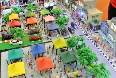 KUALA LUMPUR, MALAYSIA - 26 Kasım 2017: Şehrin ortasındaki bir şehir parkının minyatür modeli. Şahin tezgahlarının, ziyaretçilerin ve manzaraların minyatür modeli. 