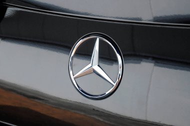 KUALA LUMPUR, MALAYSIA 11 Kasım 2017: MerCEDES-Benz araba amblemi ve marka logosu. Almanya 'nın ünlü otomobil üreticilerinden biri tarafından yapılan modern yüksek teknoloji otomobil.   
