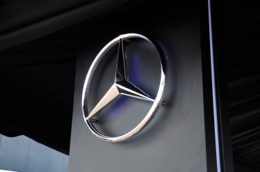 KUALA LUMPUR, MALAYSIA 11 Kasım 2017: MerCEDES-Benz araba amblemi ve marka logosu. Almanya 'nın ünlü otomobil üreticilerinden biri tarafından yapılan modern yüksek teknoloji otomobil.   