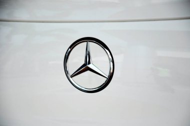 KUALA LUMPUR, MALAYSIA 11 Kasım 2017: MerCEDES-Benz araba amblemi ve marka logosu. Almanya 'nın ünlü otomobil üreticilerinden biri tarafından yapılan modern yüksek teknoloji otomobil.   