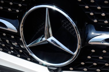 KUALA LUMPUR, MALAYSIA 11 Kasım 2017: MerCEDES-Benz araba amblemi ve marka logosu. Almanya 'nın ünlü otomobil üreticilerinden biri tarafından yapılan modern yüksek teknoloji otomobil.   