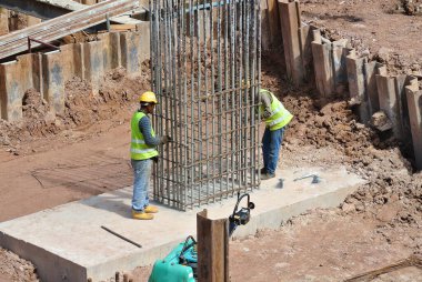 KUALA LUMPUR, MALAYSIA - 16 Aralık 2017: İnşaat alanında beton takviye kolonu inşa ediliyor. İşçiler tarafından üretilmiş ve inşa edilmiş..  