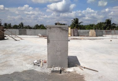 KUALA LUMPUR, MALAYSIA - 16 Aralık 2017: İnşaat alanında beton takviye kolonu inşa ediliyor. İşçiler tarafından üretilmiş ve inşa edilmiş..  