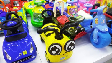KUALA LUMPUR, MALAYSIA - SEPTEMBER 22, 2017: Yürümeye yeni başlayan bebek, motorsiklet ve üç tekerlekli bisiklet. 