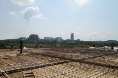 SELANGOR, MALAYSIA -HAZİRAN 18, 2017: Beton döküldükten sonra döşeme levhasının bir kısmını oluşturmak için kereste kalıbının üzerine yerleştirilmiş çelik destek çubuğu. 