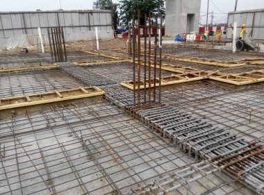 SELANGOR, MALAYSIA -HAZİRAN 18, 2017: Beton döküldükten sonra döşeme levhasının bir kısmını oluşturmak için kereste kalıbının üzerine yerleştirilmiş çelik destek çubuğu. 