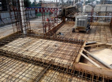 SELANGOR, MALAYSIA -HAZİRAN 18, 2017: Beton döküldükten sonra döşeme levhasının bir kısmını oluşturmak için kereste kalıbının üzerine yerleştirilmiş çelik destek çubuğu. 