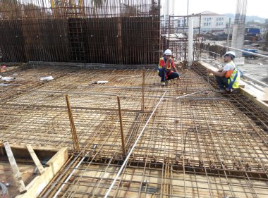 SELANGOR, MALAYSIA -HAZİRAN 18, 2017: Beton döküldükten sonra döşeme levhasının bir kısmını oluşturmak için kereste kalıbının üzerine yerleştirilmiş çelik destek çubuğu. 