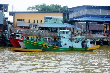 MERSING, MALAYSIA - 12 Eylül 2016: Avın boşaltılmasından sonra küçük balıkçı tekneleri iskeleye yanaştı