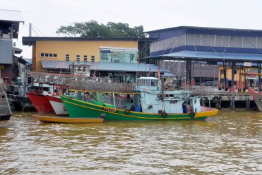 MERSING, MALAYSIA - 12 Eylül 2016: Avın boşaltılmasından sonra küçük balıkçı tekneleri iskeleye yanaştı