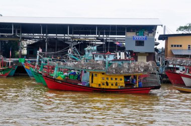 MERSING, MALAYSIA - 12 Eylül 2016: Avın boşaltılmasından sonra küçük balıkçı tekneleri iskeleye yanaştı