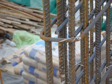 KUALA LUMPUR, MALAYSIA - AĞUSTOS 05, 2017: İnşaat alanındaki betonun güçlendirilmesinde kullanılan çelik takviye çubuğu. İnşaat işçileri tarafından küçük tellerle bağlanmış..    