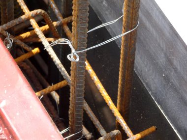 KUALA LUMPUR, MALAYSIA - AĞUSTOS 05, 2017: İnşaat alanındaki betonun güçlendirilmesinde kullanılan çelik takviye çubuğu. İnşaat işçileri tarafından küçük tellerle bağlanmış..    