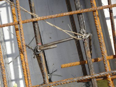 KUALA LUMPUR, MALAYSIA - AĞUSTOS 05, 2017: İnşaat alanındaki betonun güçlendirilmesinde kullanılan çelik takviye çubuğu. İnşaat işçileri tarafından küçük tellerle bağlanmış..    