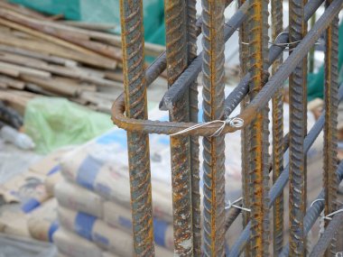 KUALA LUMPUR, MALAYSIA - AĞUSTOS 05, 2017: İnşaat alanındaki betonun güçlendirilmesinde kullanılan çelik takviye çubuğu. İnşaat işçileri tarafından küçük tellerle bağlanmış..    