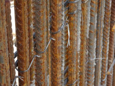 KUALA LUMPUR, MALAYSIA - AĞUSTOS 05, 2017: İnşaat alanındaki betonun güçlendirilmesinde kullanılan çelik takviye çubuğu. İnşaat işçileri tarafından küçük tellerle bağlanmış..    