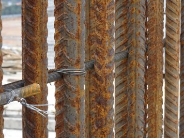 KUALA LUMPUR, MALAYSIA - AĞUSTOS 05, 2017: İnşaat alanındaki betonun güçlendirilmesinde kullanılan çelik takviye çubuğu. İnşaat işçileri tarafından küçük tellerle bağlanmış..    
