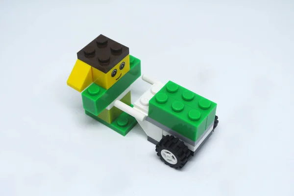 Bild Von Spielzeugmann Und Schubkarre Aus Kunststoff Ziegel Isoliert Auf — Stockfoto