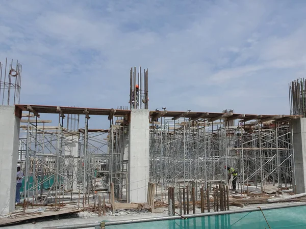 KUALA LUMPUR, MALAYSIA - 16 Aralık 2017: İnşaat alanında beton takviye kolonu inşa ediliyor. İşçiler tarafından üretilmiş ve inşa edilmiş..  