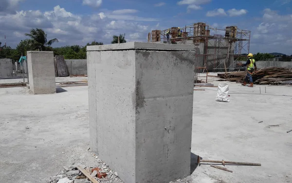 KUALA LUMPUR, MALAYSIA - 16 Aralık 2017: İnşaat alanında beton takviye kolonu inşa ediliyor. İşçiler tarafından üretilmiş ve inşa edilmiş..  