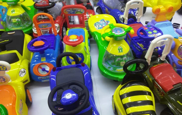 KUALA LUMPUR, MALAYSIA - SEPTEMBER 22, 2017: Yürümeye yeni başlayan bebek, motorsiklet ve üç tekerlekli bisiklet. 