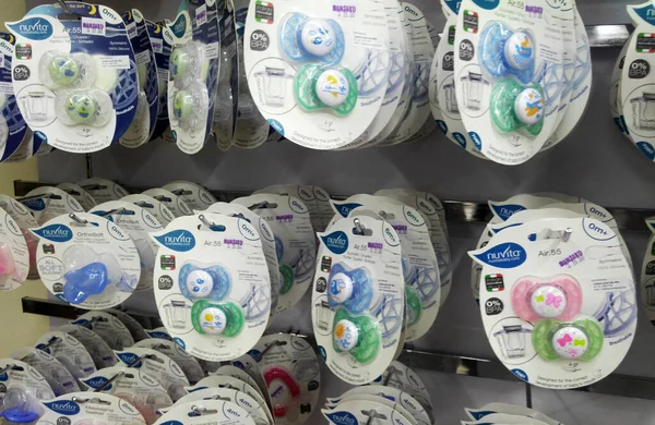 KUALA LUMPUR, MALAYSIA - SEPTEMBER 22, 2017: Süpermarkette perakende satışa sunulan bebek emziği ekranı.