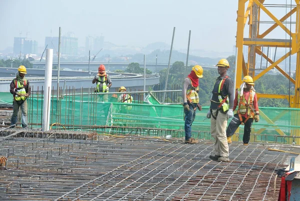 Kuala Lumpur Malaysia June 2016 建筑工人在建筑工地安装楼板钢筋 — 图库照片