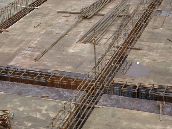 SELANGOR, MALAYSIA -HAZİRAN 18, 2017: Beton döküldükten sonra döşeme levhasının bir kısmını oluşturmak için kereste kalıbının üzerine yerleştirilmiş çelik destek çubuğu. 