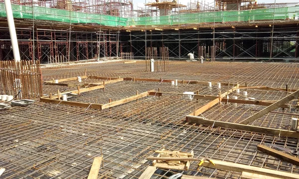 セランゴール マレーシア 2017年1月18日 コンクリートを流し込んだ後 床スラブ構造の一部を形成するために木材加工の上に置かれたスラブ鋼補強バー — ストック写真
