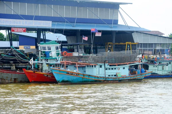 MERSING, MALAYSIA - 12 Eylül 2016: Avın boşaltılmasından sonra küçük balıkçı tekneleri iskeleye yanaştı