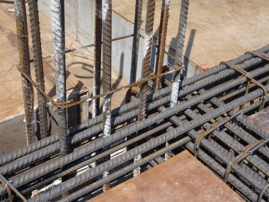 KUALA LUMPUR, MALAYSIA - AĞUSTOS 05, 2017: İnşaat alanındaki betonun güçlendirilmesinde kullanılan çelik takviye çubuğu. İnşaat işçileri tarafından küçük tellerle bağlanmış..    