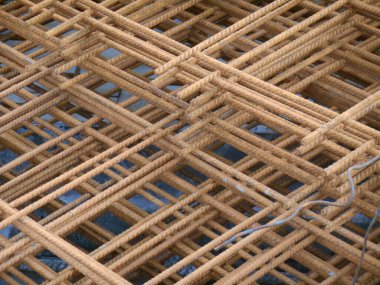 KUALA LUMPUR, MALAYSIA - AĞUSTOS 05, 2017: İnşaat alanındaki betonun güçlendirilmesinde kullanılan çelik takviye çubuğu. İnşaat işçileri tarafından küçük tellerle bağlanmış..    