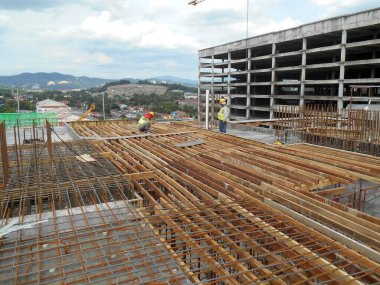 SELANGOR, MALAYSIA -HAZİRAN 18, 2017: Slap çelik takviye çubuğu kereste formunun üzerine döşenmiş beton döküldükten sonra zemin levha yapısının bir kısmını oluşturmak için çalışma. 