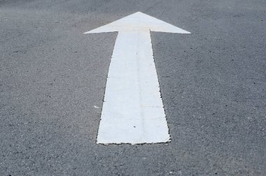 Termoplastik okun yol izi. İmza yol kullanıcıları için yönü gösterir. 