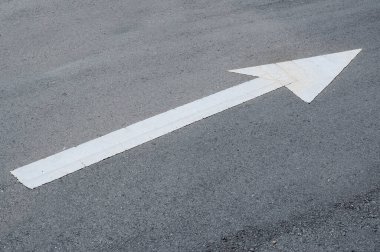 Termoplastik okun yol izi. İmza yol kullanıcıları için yönü gösterir. 