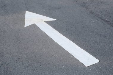 Termoplastik okun yol izi. İmza yol kullanıcıları için yönü gösterir. 