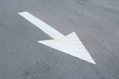 Termoplastik okun yol izi. İmza yol kullanıcıları için yönü gösterir. 