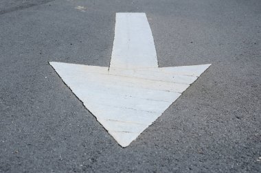 Termoplastik okun yol izi. İmza yol kullanıcıları için yönü gösterir. 