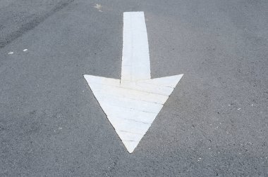 Termoplastik okun yol izi. İmza yol kullanıcıları için yönü gösterir. 