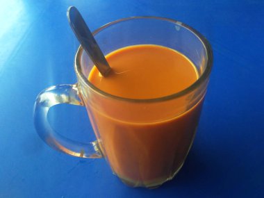 'TEH TARIK' adlı Malezya içeceği. Kremalı beyaz kremayla karıştırılmış çay içecekleri. Krema, palmiye yağı bazlıdır..