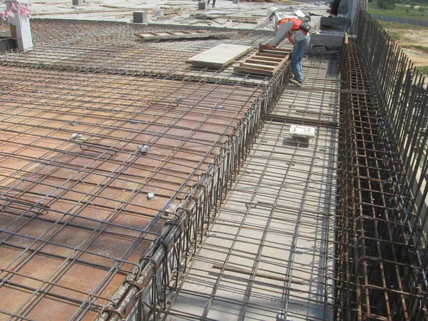 Selangor Malaysia January 2017 在木结构顶部铺设板坯钢筋 在浇注混凝土后成为楼板结构的一部分 — 图库照片