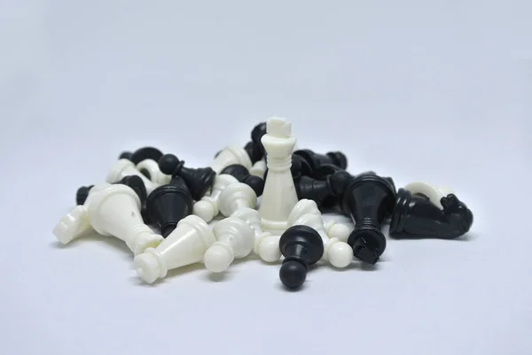 Wybrane Skupione Czarno Białych Pionkach Szachowych Rozmieszczone Losowo Białym Tle — Zdjęcie stockowe